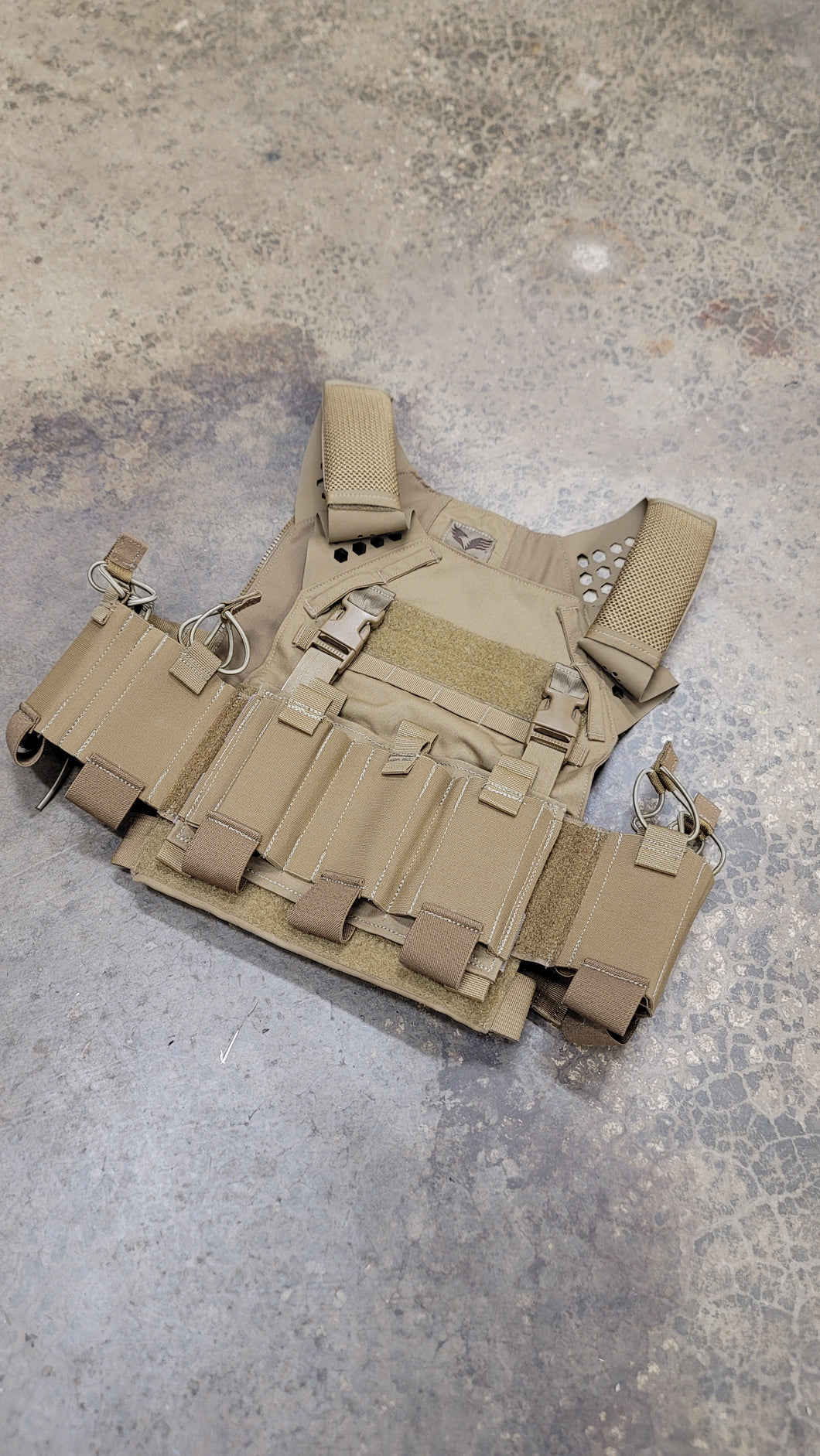 Eagle Industries ULV Sz Medium w/ V2 SEACU-Cummerbund, Placard, & Shoulder Pads in Coyote Brown